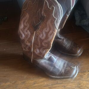 Ariat women boot. Square toe. 6.5